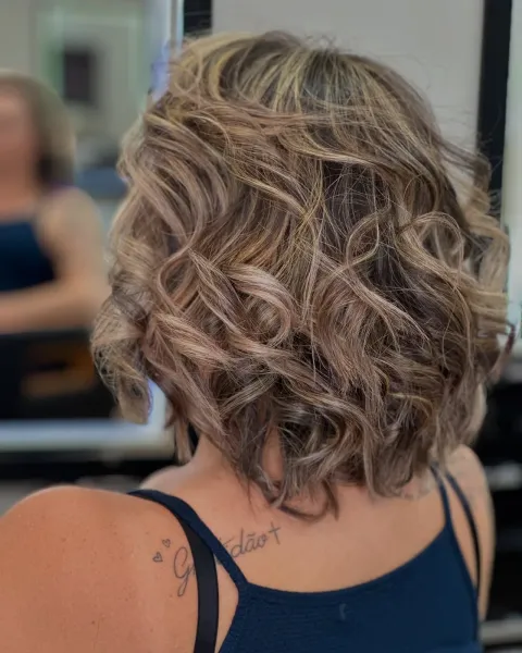 Reflexo em cabelo curto ondulado — Amor In Beauty em Águas Claras