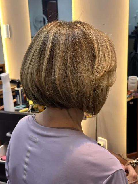 Corte feminino curto com camadas