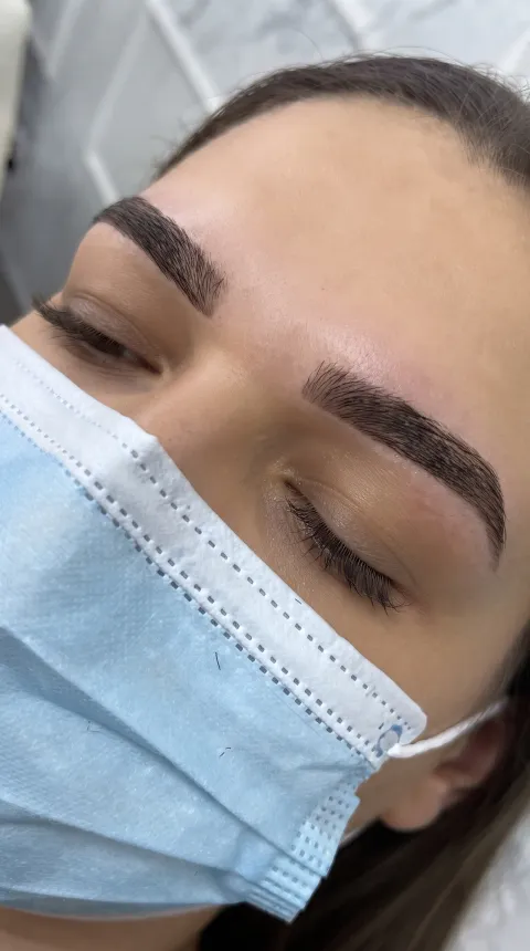 Design de sobrancelhas simétrico com tintura — resultado no Amor In Beauty
