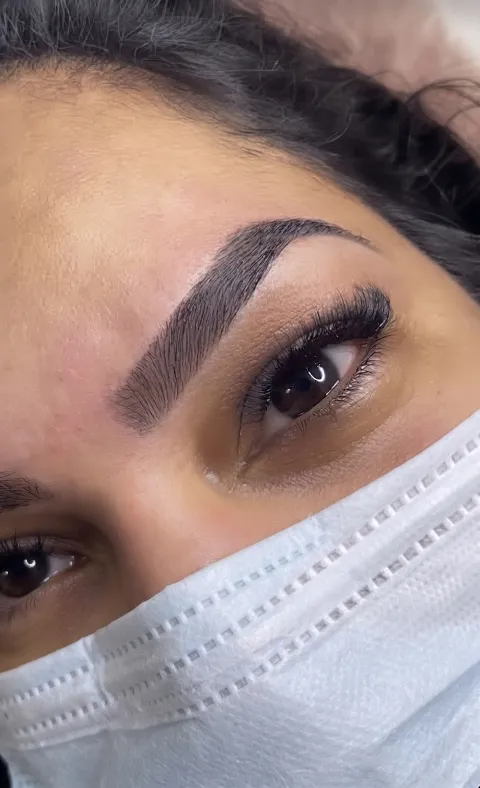 Design de sobrancelhas com henna em Águas Claras — Amor In Beauty
