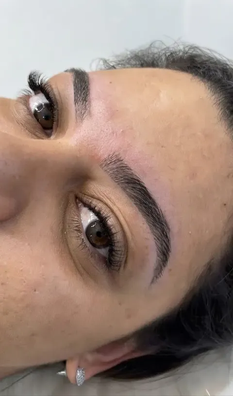 Design de sobrancelhas com visagismo — resultado no Amor In Beauty