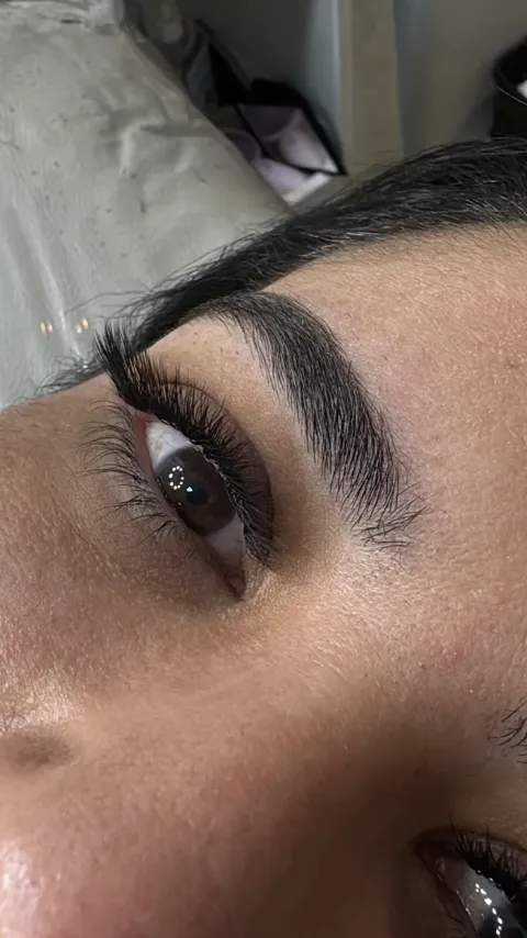 Efeito fox — extensão de cílios alongada no Amor In Beauty