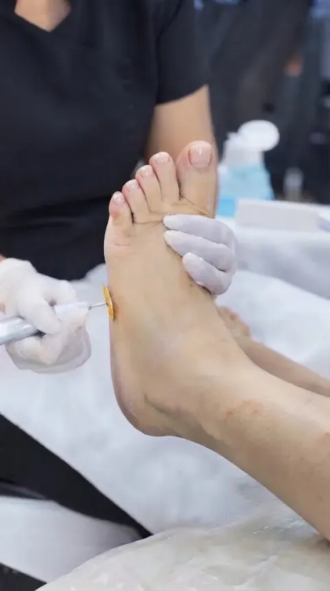 Lixamento dos pés no spa — Amor In Beauty em Águas Claras