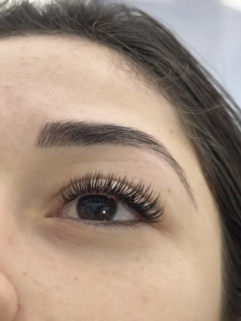 Fio a fio clássico no Amor In Beauty — cílios discretos