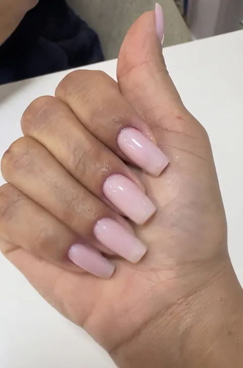 Manicure com esmaltação rosa claro alongada — Amor In Beauty