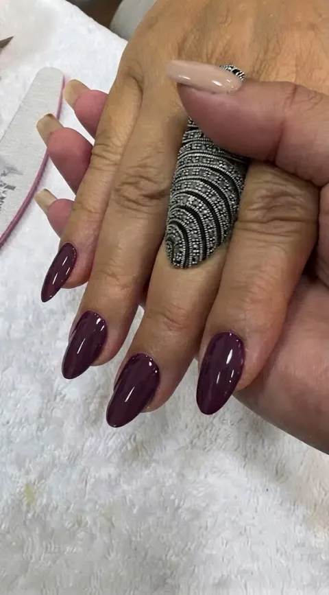 Manicure com esmaltação vinho alongada — Amor In Beauty em Águas Claras