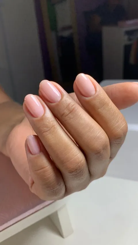 Manicure com esmaltação nude e cuticulada — Amor In Beauty em Águas Claras