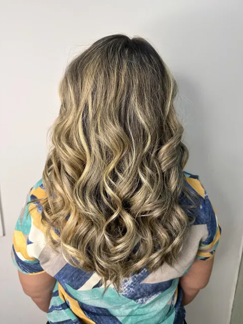 Mechas loiras com escova modelada no Amor In Beauty