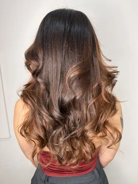 Morena iluminada com reflexos cobre — Amor In Beauty em Águas Claras