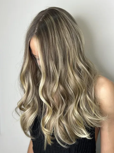 Moreno iluminado — reflexo e mechas no Amor In Beauty