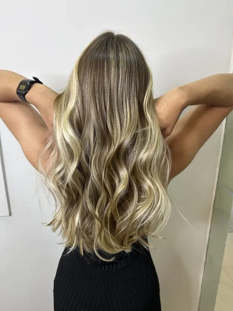 Moreno iluminado — resultado de mechas em Águas Claras
