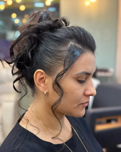Penteado coque em perfil — Amor In Beauty em Águas Claras