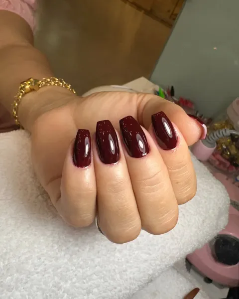 Unhas em gel com acabamento fino