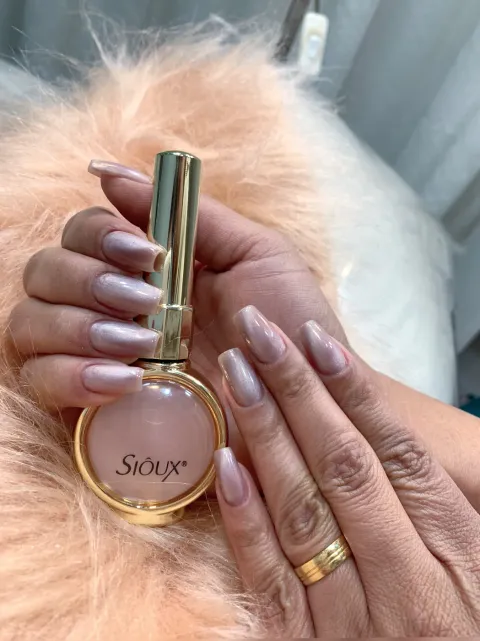 Esmaltação em gel com efeito magnético — nail design