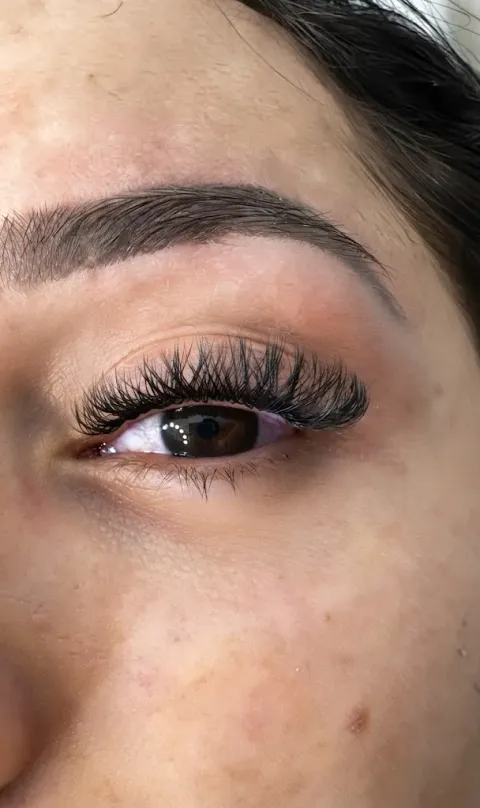 Volume brasileiro no olhar — extensão de cílios Amor In Beauty