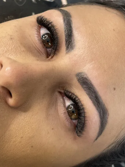 Extensão de cílios volume brasileiro em Águas Claras — Amor In Beauty