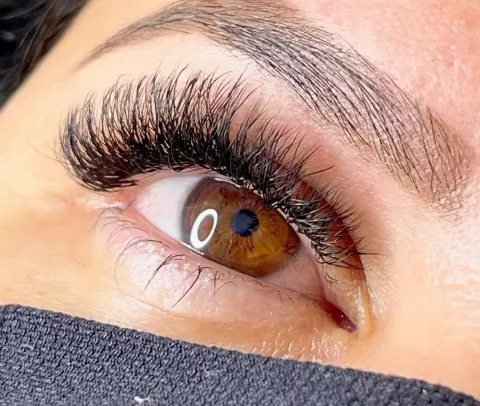 Olhar com volume brasileiro — extensão de cílios Amor In Beauty
