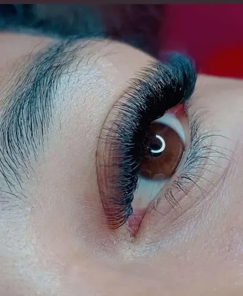 Volume brasileiro — cílios com preenchimento leve no Amor In Beauty