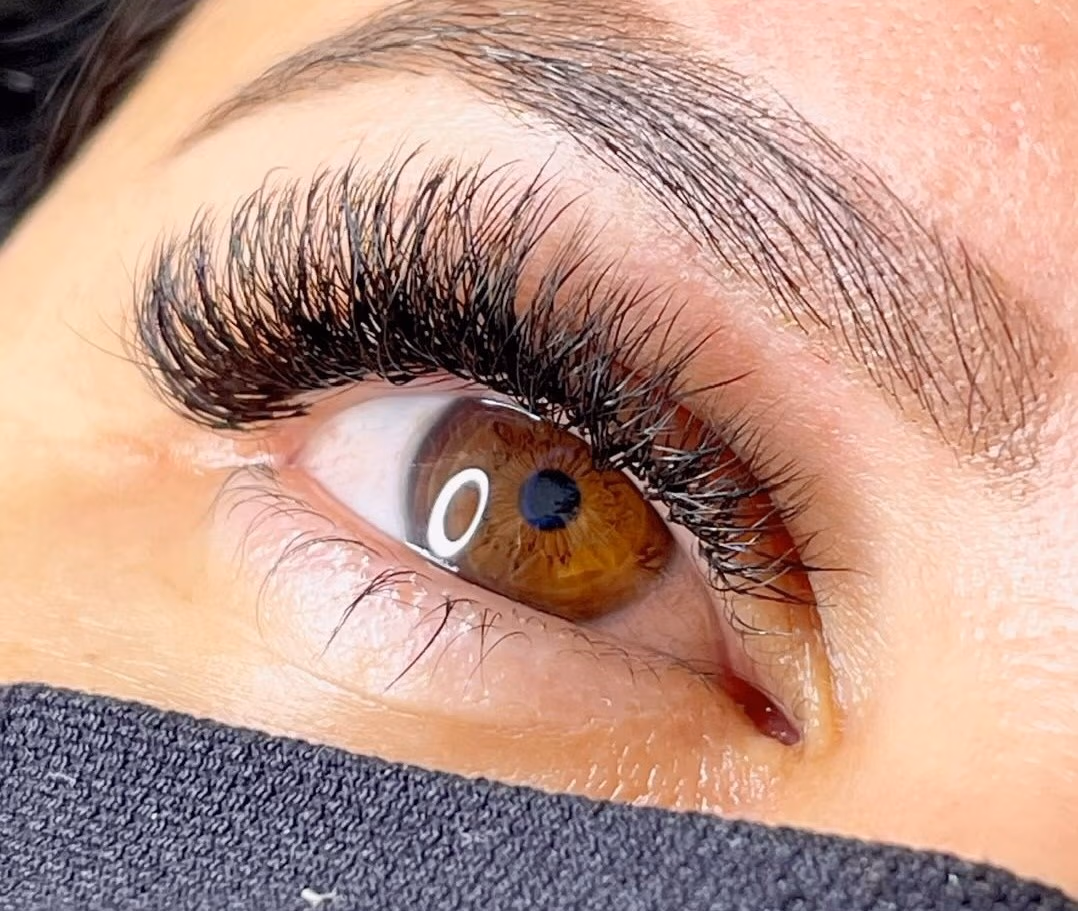 Extensão de cílios volume brasileiro — Amor IN Beauty